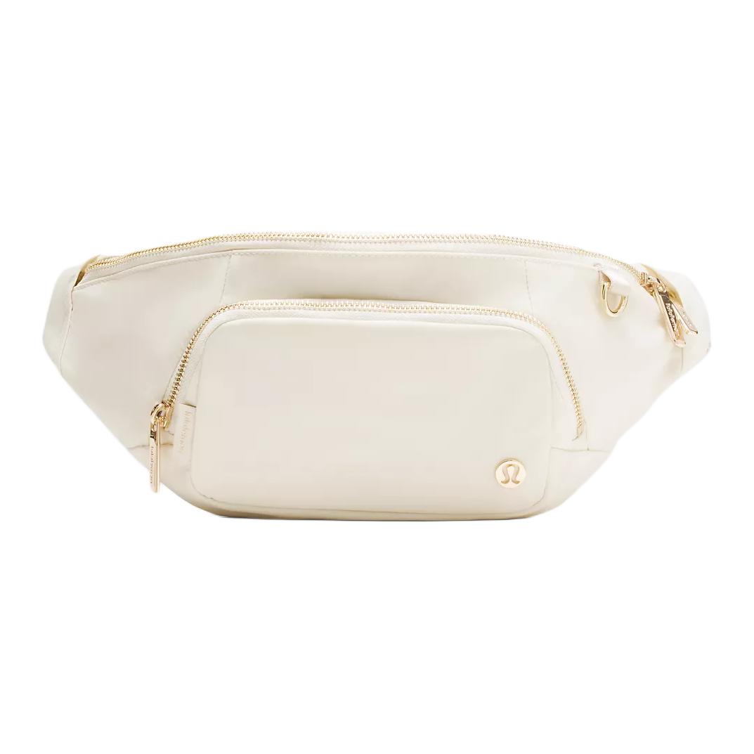 

Lululemon Переработанный нейлоновый поясной рюкзак через плечо с одним ремнем унисекс большого размера в цвете слоновая кость белый и золотой с пятью золотыми деталями, Ivory White & Gold & Five Gold