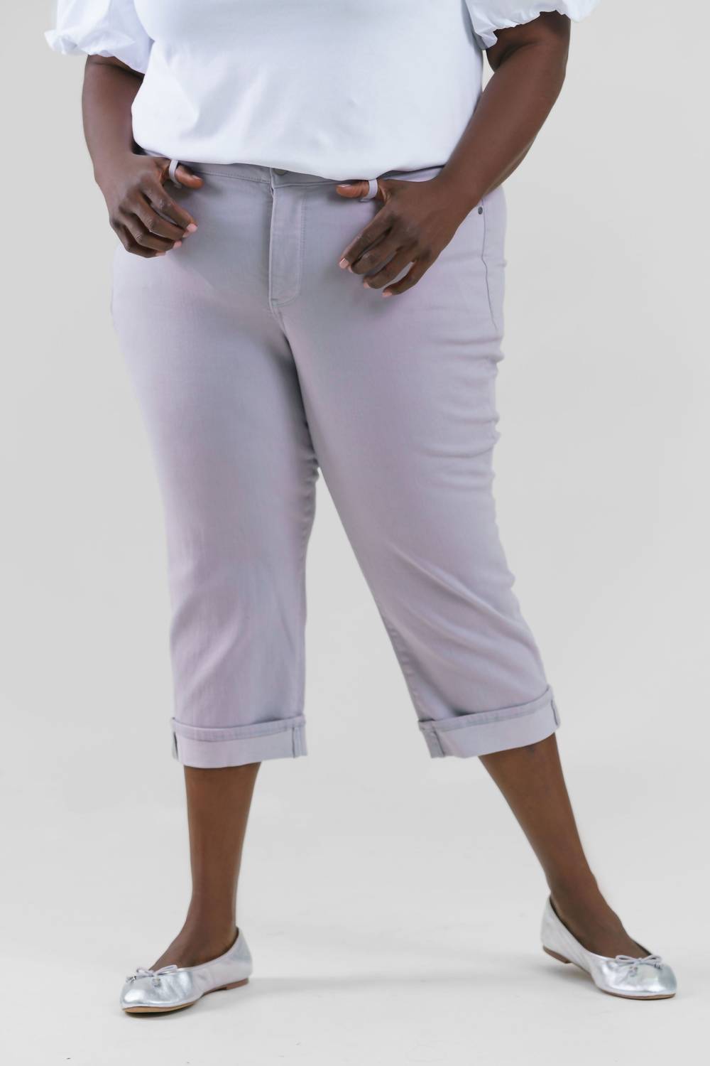 

Мэрилин прямые укороченные джинсы с манжетами в жемчужно-сером цвете NYDJ, серый