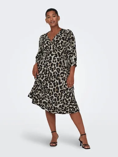 

Платье миди ONLY CARMAKOMA "CARLIVIA 3/4 WRAP MIDI DRESS WVN NOOS", цвет Cloud Dancer Aop:Hula Leo