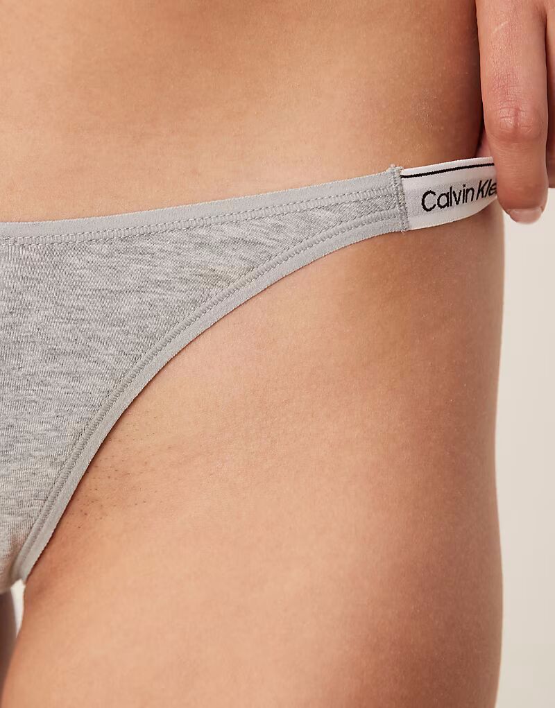 Трусики-стринги Calvin Klein Modern Logo серого цвета — фото 4