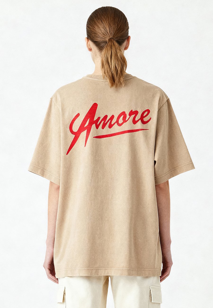 

Футболка Mira Paris AMORE BACK PRINT HEAVYWEIGHT, Washed Beige/Taupe, Серый, Футболка Mira Paris AMORE BACK PRINT HEAVYWEIGHT, Washed Beige/Taupe