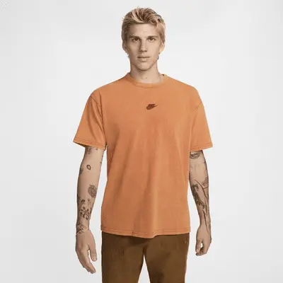 

Футболка Nike Sportswear Premium Essentials, цвет Dragon Red