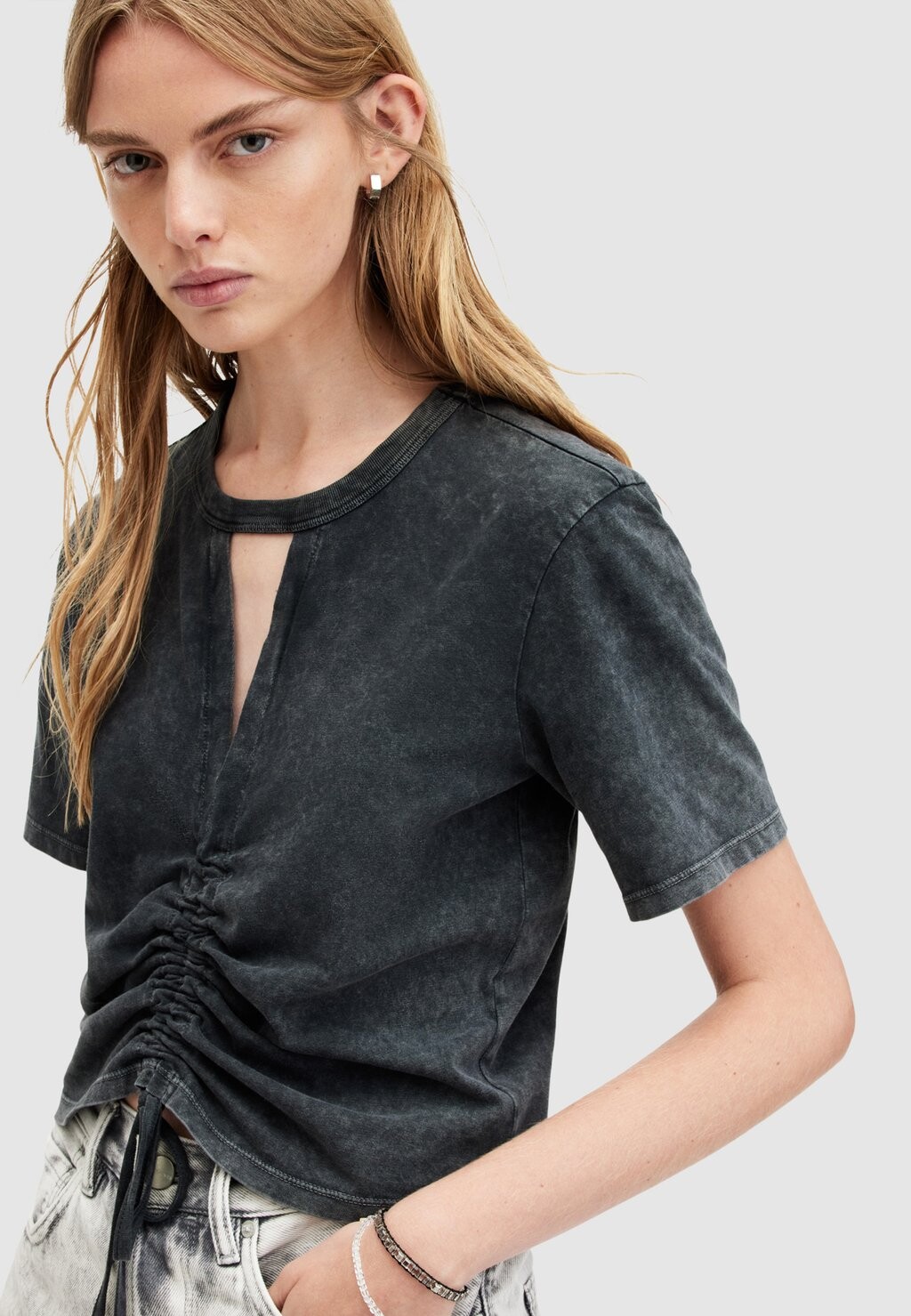 

Футболка с принтом Gigi Tee AllSaints, черная, вымытая кислотой