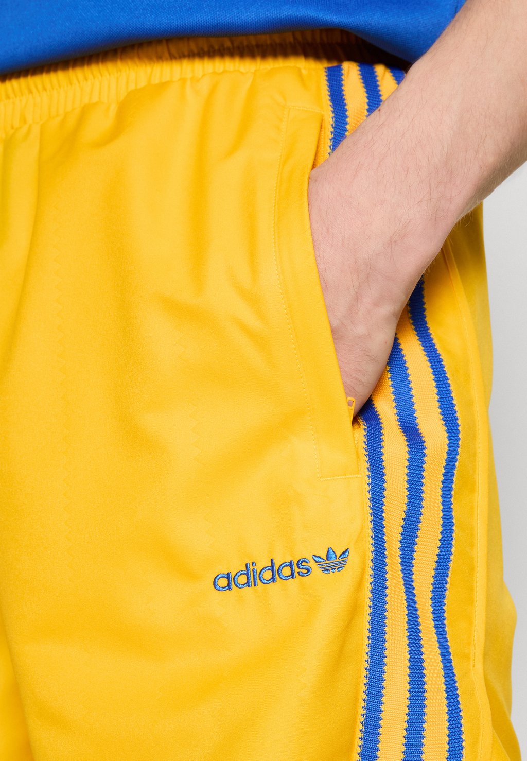 

Спортивные брюки Football adidas Originals, желтый экипаж