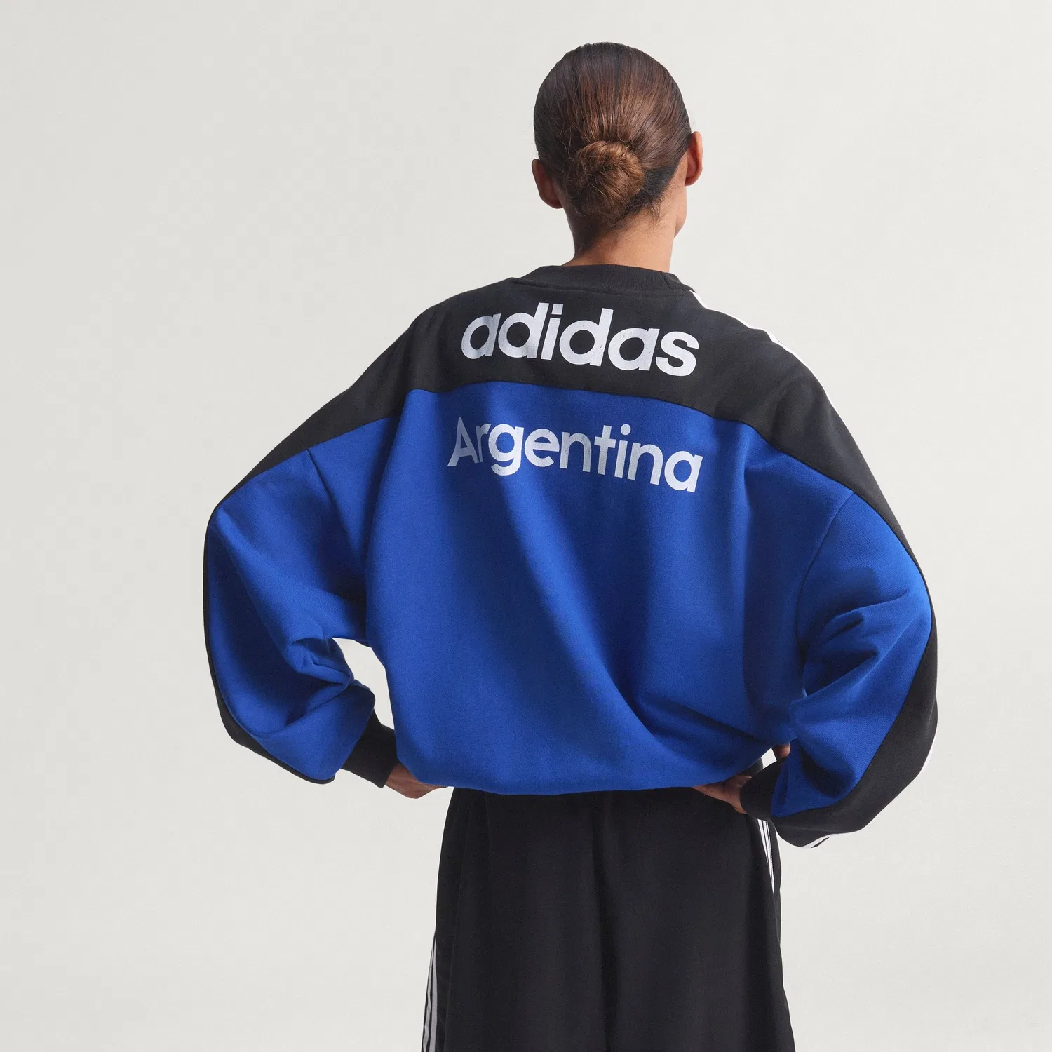 Женский свитшот Crew с вырезами, синий/чёрный, от Adidas — фото 2
