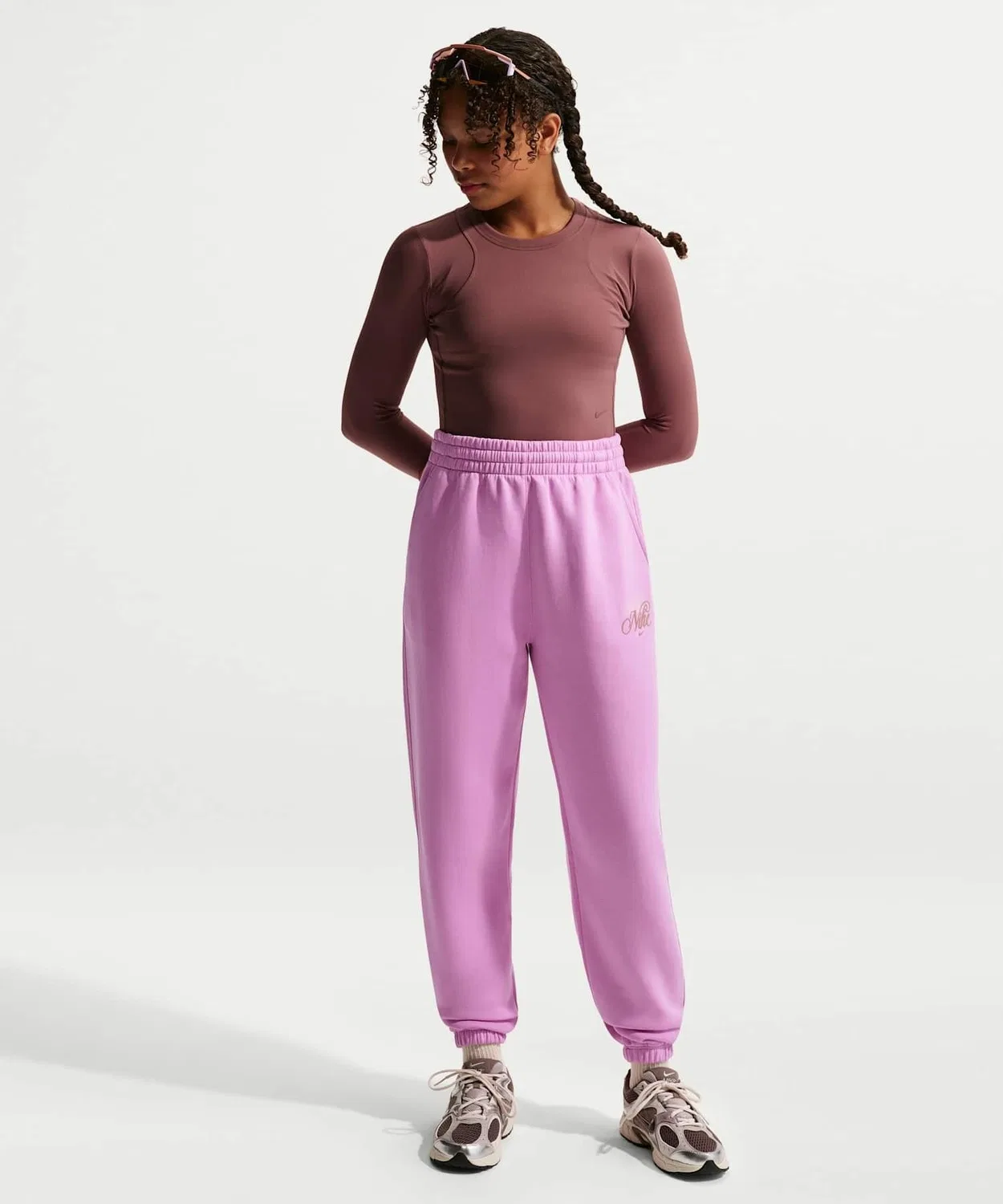 Штаны Nike Sportswear Club Fleece девочек, свободные, с графикой, светло-малиновый