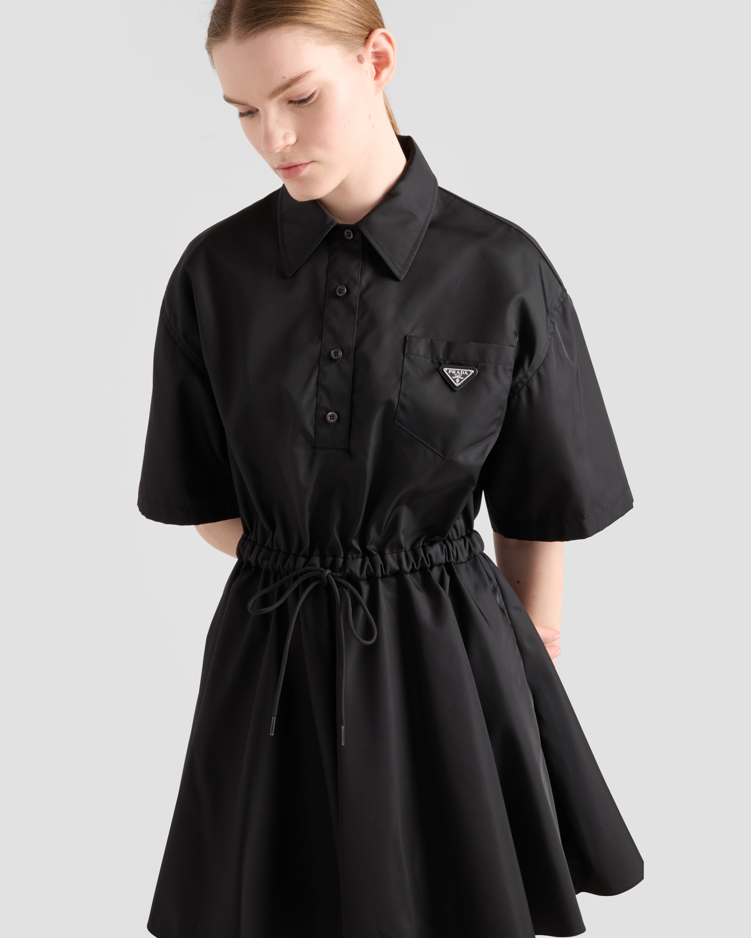 Платье из переработанного нейлона с короткими рукавами Prada, черный — фото 3