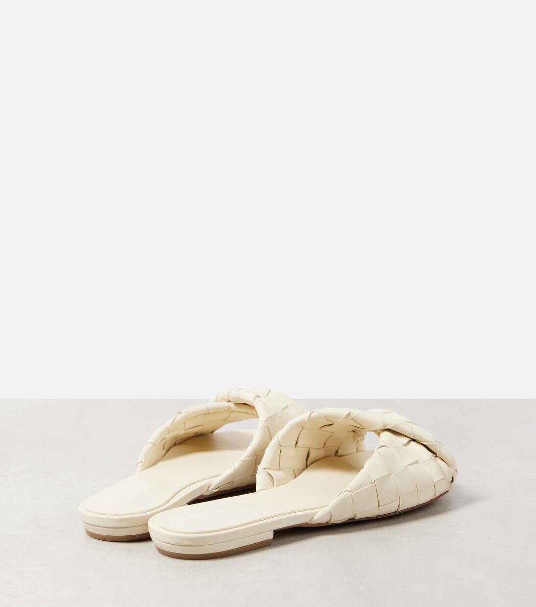 Кожаные слайдеры Blink Intrecciato Bottega Veneta, цвет sea salt — фото 2