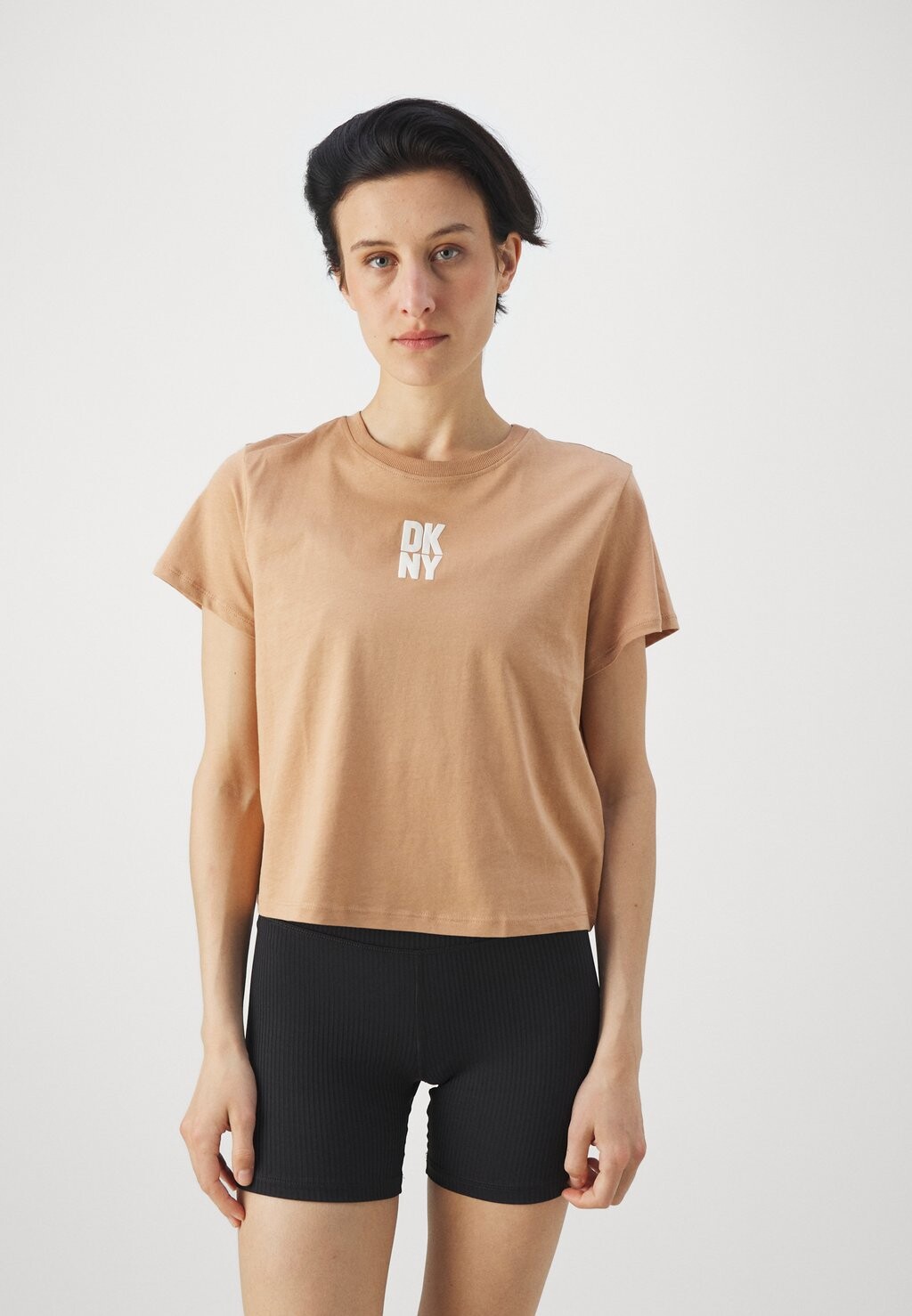 

Базовая футболка Puff Logo Cropped Tee DKNY, пралине