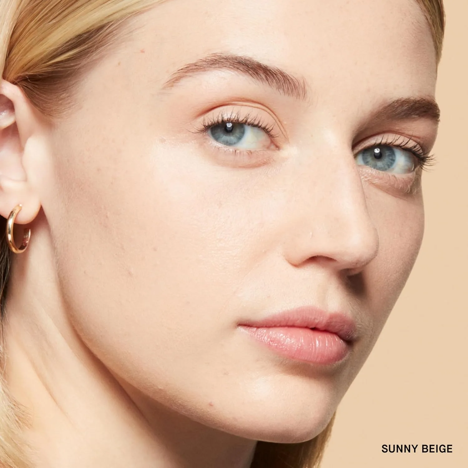 Прессованная пудра Bobbi Brown Sheer Finish | Матирующая фиксирующая пудра, впитывающая излишки кожного сала, для контроля блеска в течение всего дня | В комплекте пуховка, 0,32 унции, 04 Sunny Beige (Sheer peach) — фото 4