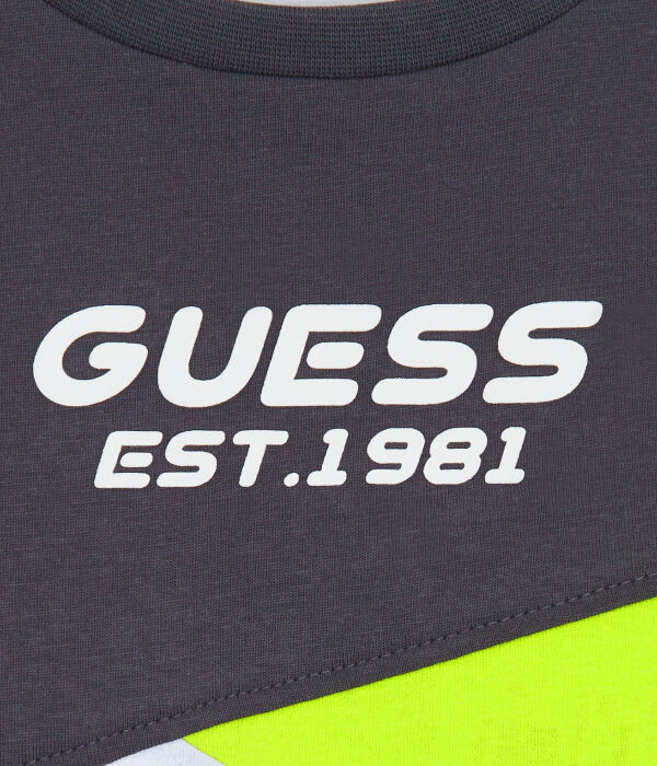 Футболка детская Guess с принтом, серый — фото 3