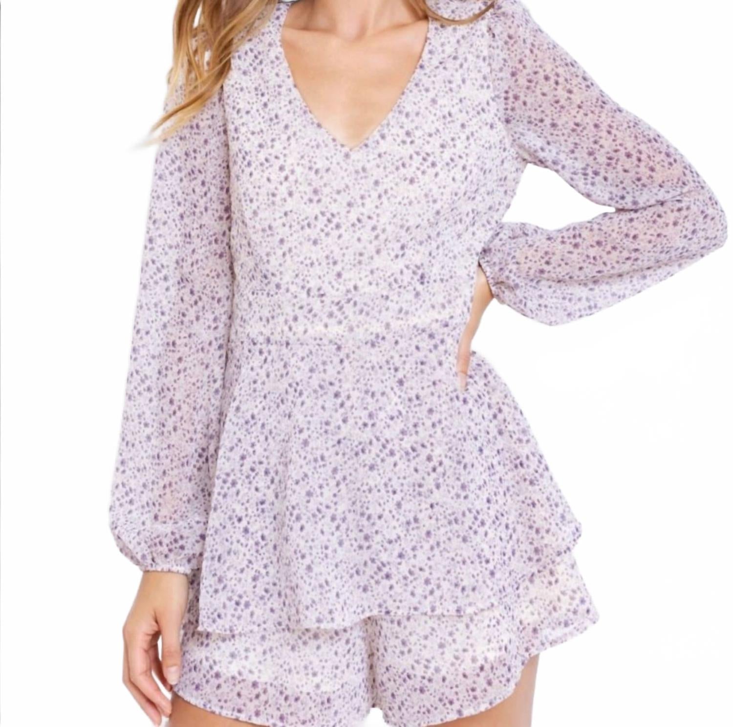 

Сладкий луг Двойной комбинезон в кремово-лавандовом цветочном принте LE LIS