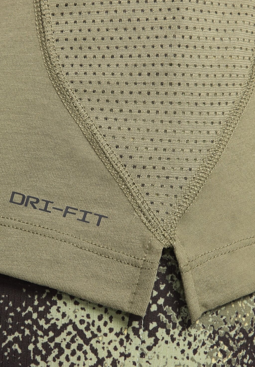 

Принт на футболке Nike, оливковый