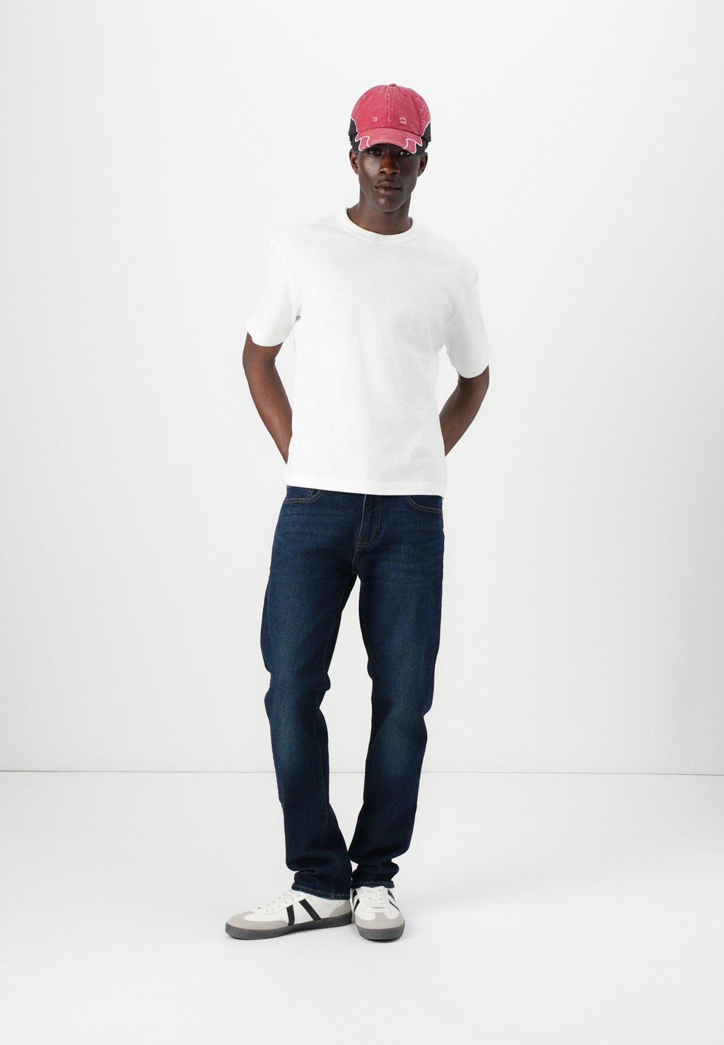 Джинсы облегающего кроя GAP, цвет Worn Dark — фото 2