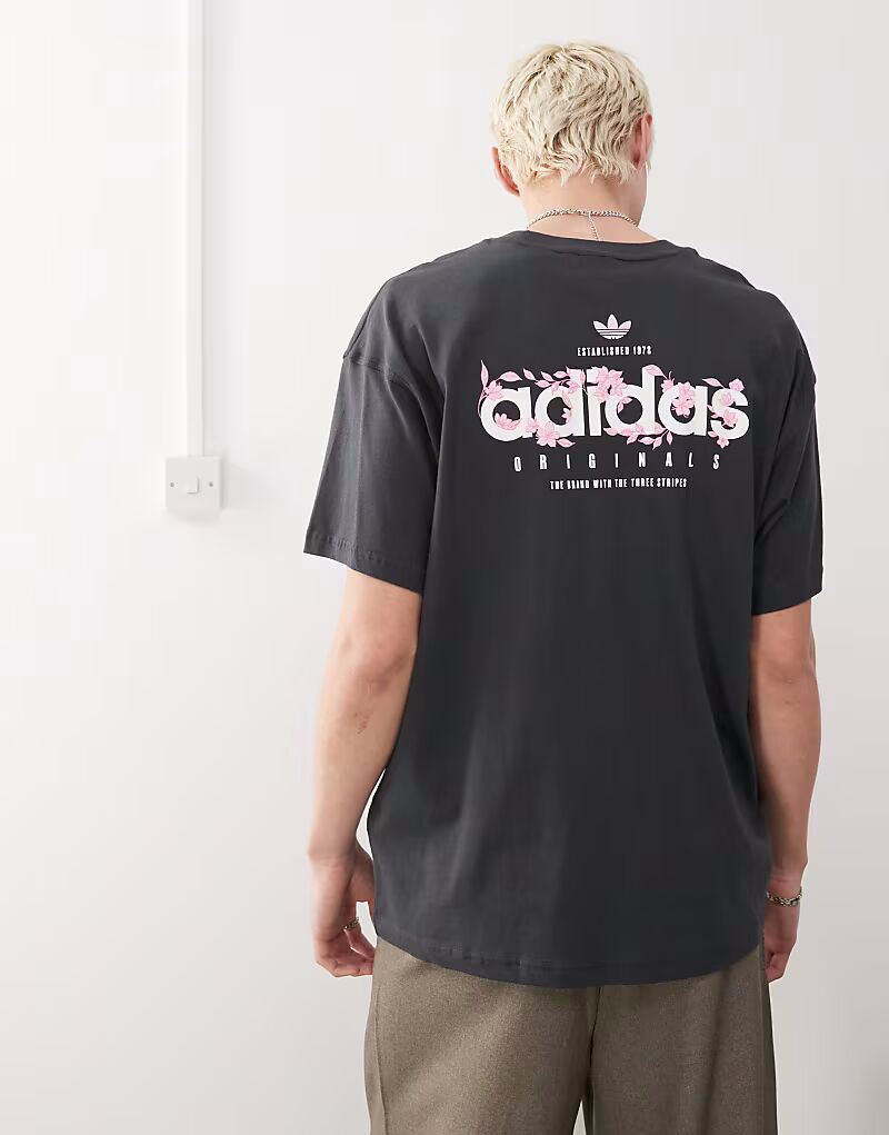 

Футболка Adidas Originals с цветочным принтом черного цвета