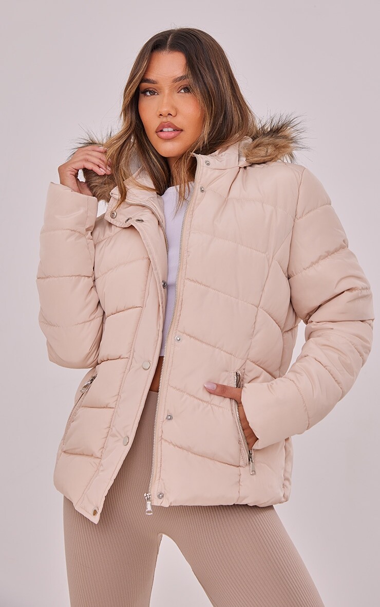 

PrettyLittleThing Стеганая куртка-пуховик Mara с капюшоном из искусственного меха Stone