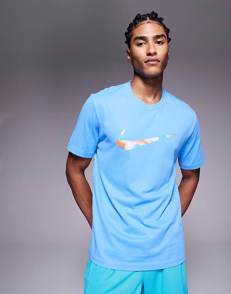 

Футболка Nike Training Dri-FIT с принтом лавы и галочкой синего цвета