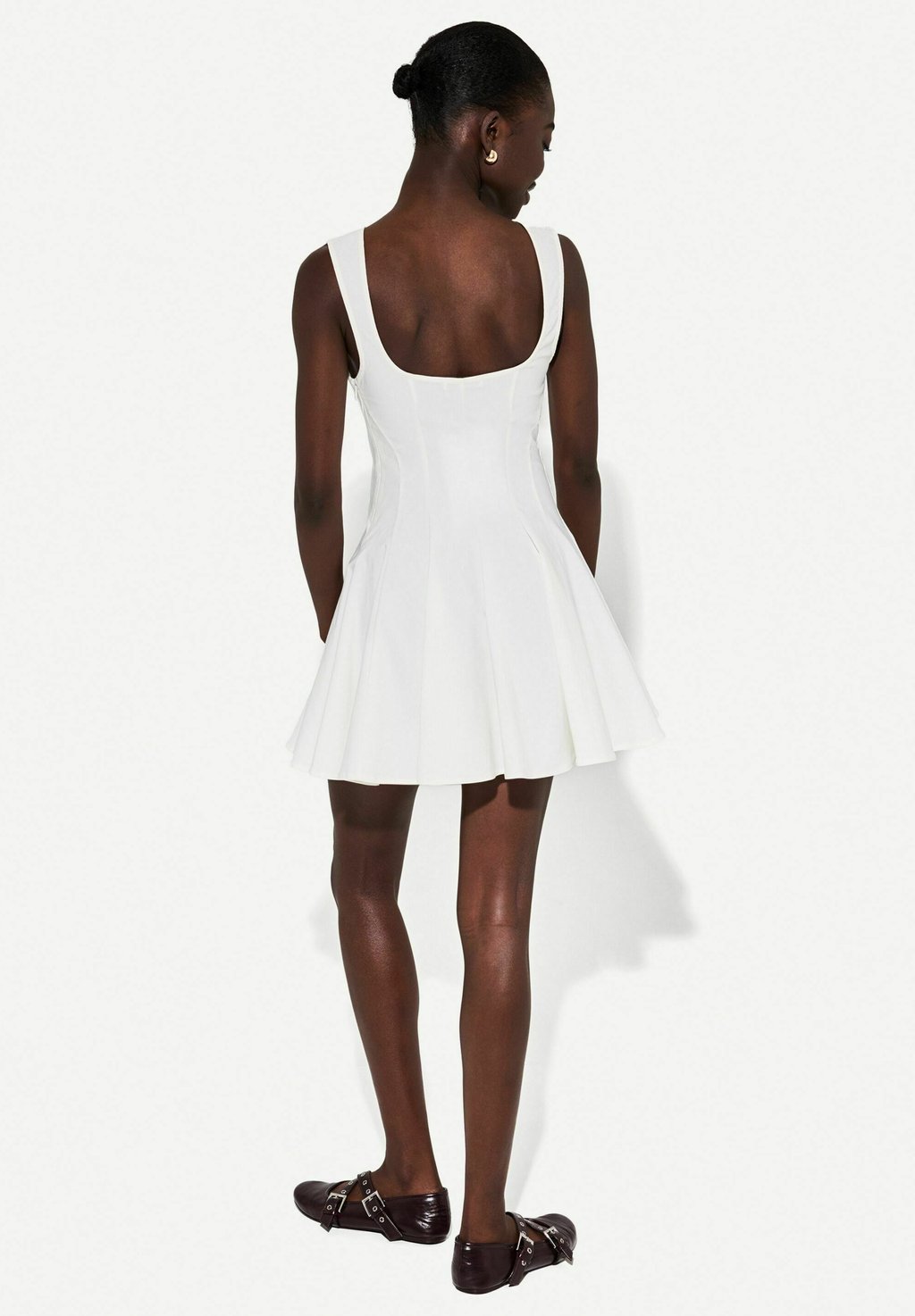 

Повседневное платье WITH FLARED Bershka, белый