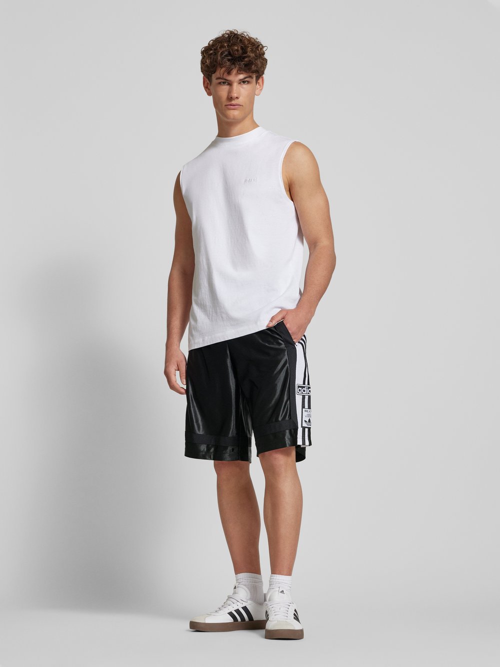 

Шорты свободного кроя с нашивками-лейблами, модель «ADIBREAK» adidas Originals, черный
