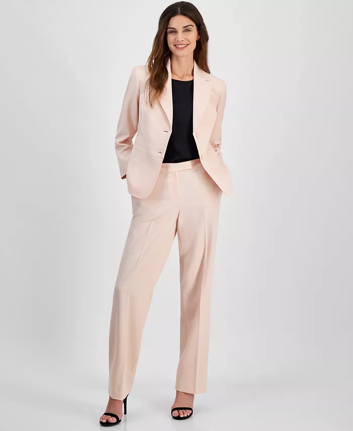 

Женский костюм с пиджаком на двух пуговицах и брюками, размеры Regular и Petite Le Suit, розовый