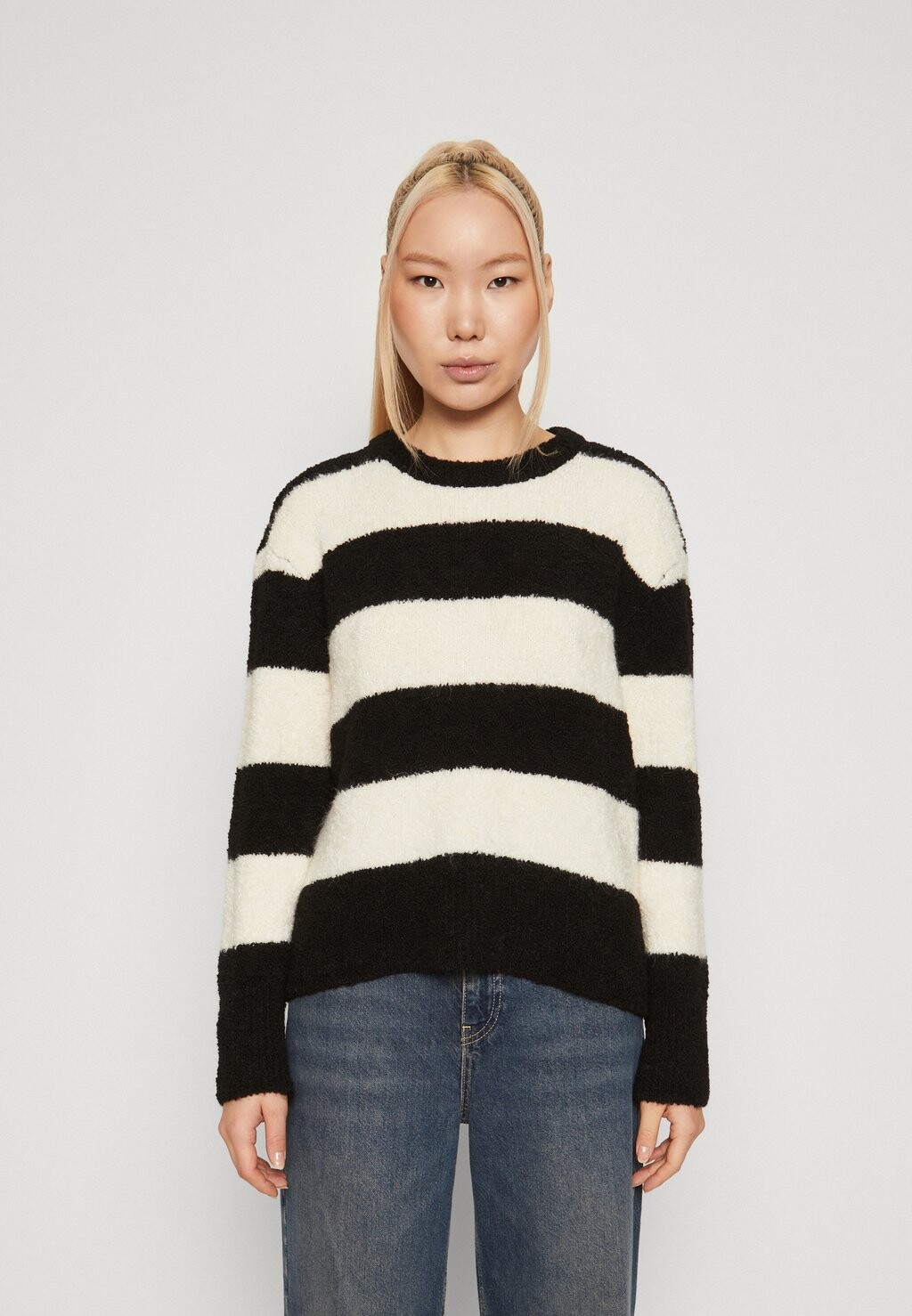 

Свитшот ONLY ONLSCARLETT STRIPE, цвет black/cloud dancer