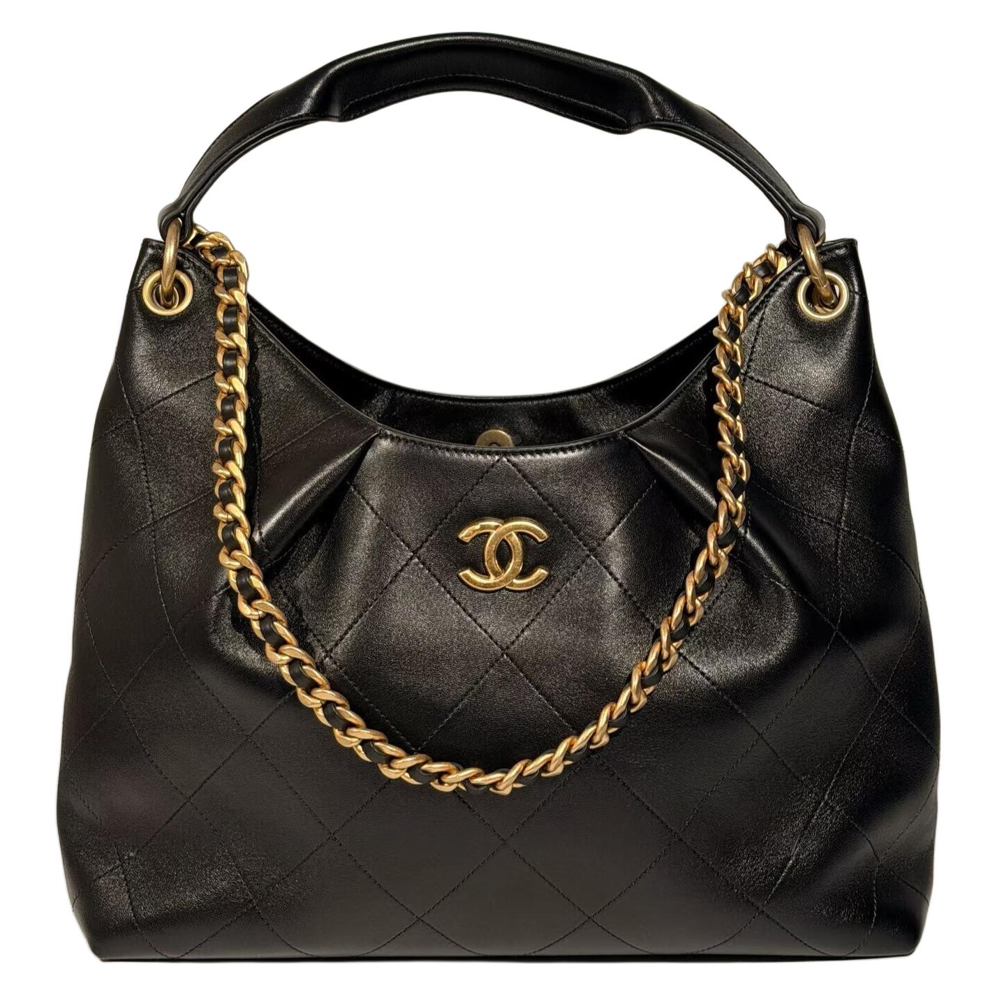 

CHANEL Средняя женская сумка-тоут Hippie из овчины черного цвета