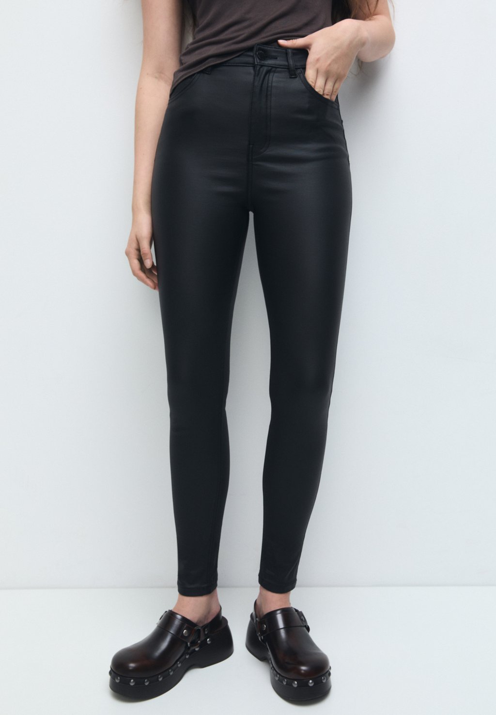 

Брюки High-Waist Coated Finish PULL&BEAR, черный