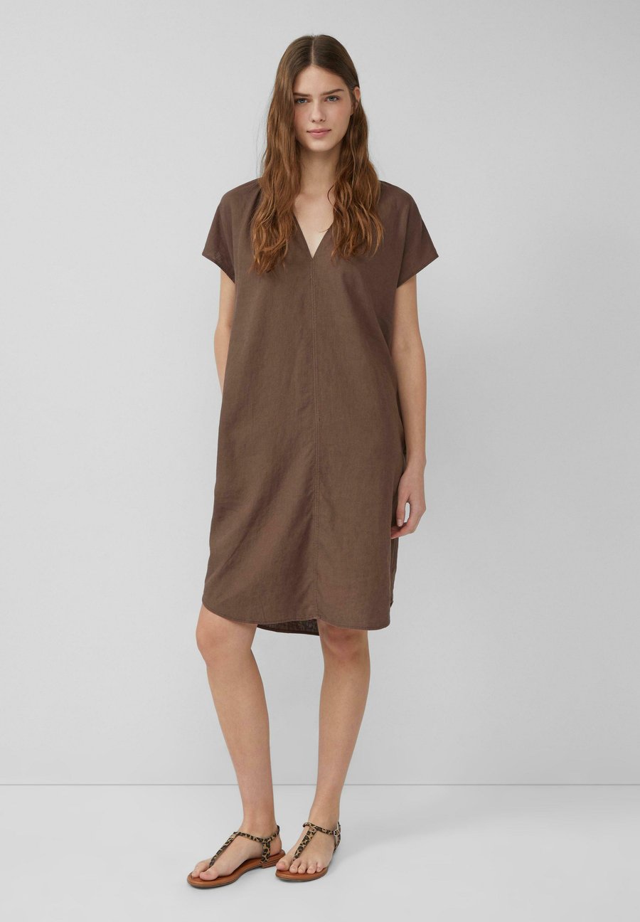 

Платье s.Oliver LONGUEUR MIDI EN À POCHES FENDUES, Mokka/Dark Brown