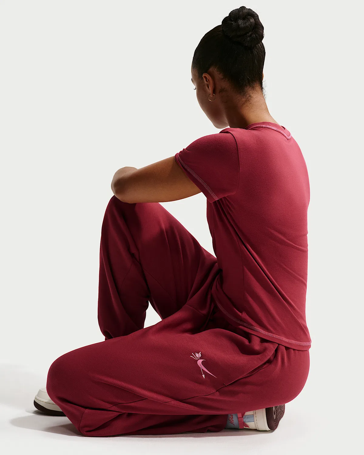 Женские свободные спортивные штаны Nike Sportswear Club Fleece со средней посадкой, Team Crimson/Peony — фото 4