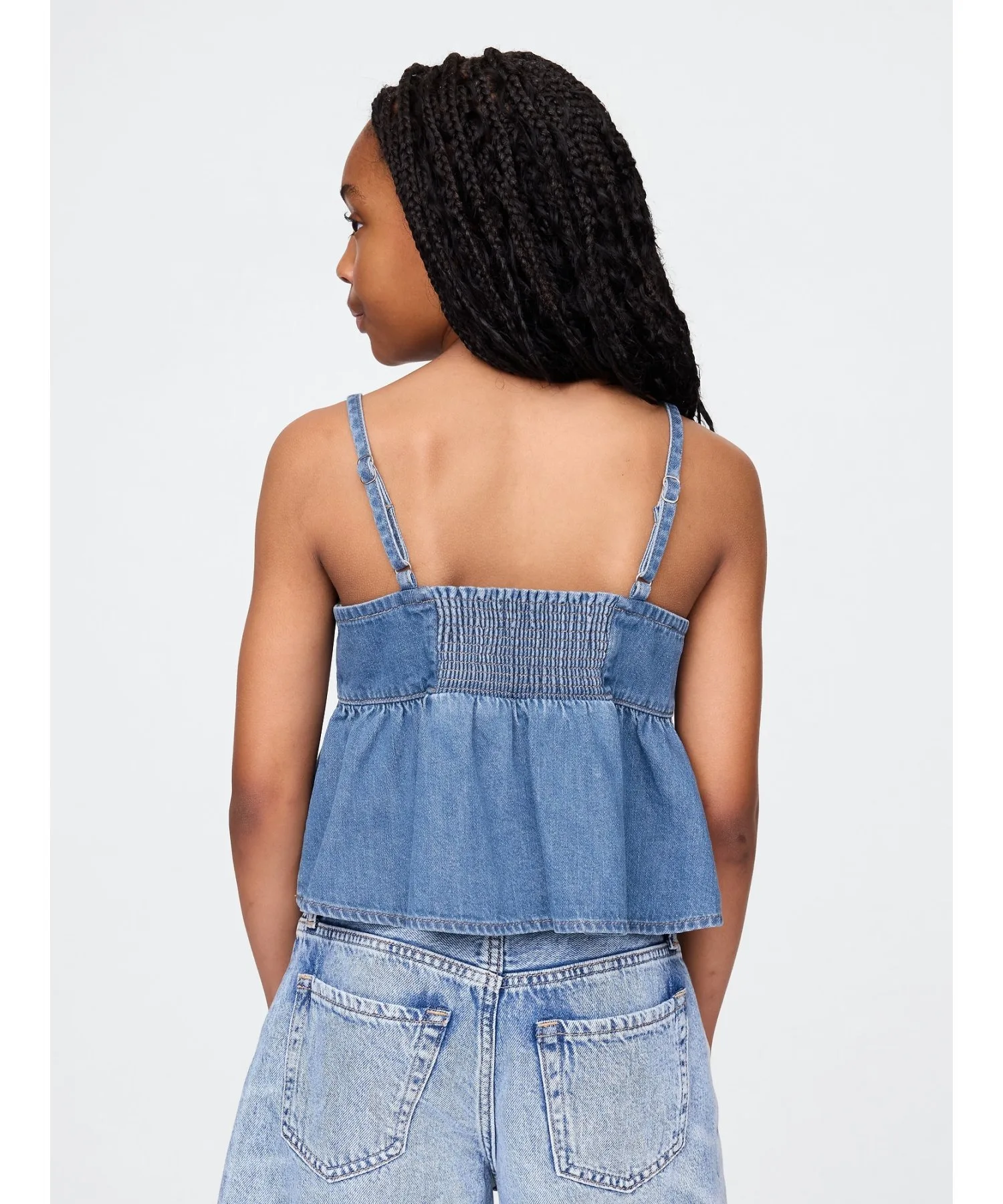 (K) Джинсовый топ с баской на бретельках (детский) GAP, MEDIUM_WASH — фото 2