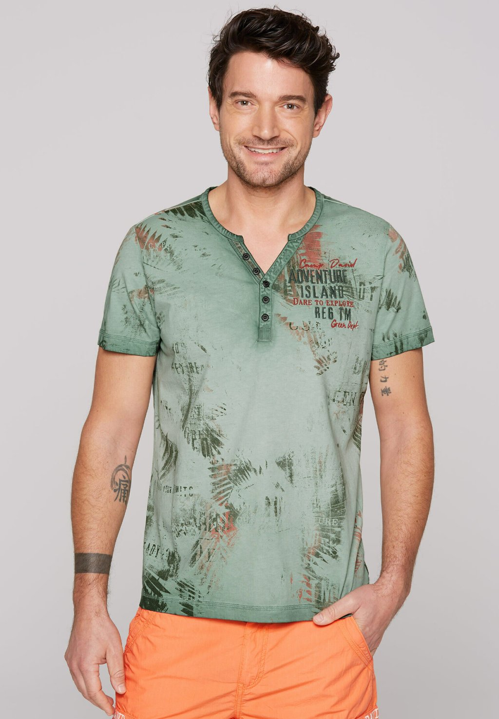 

Футболка с принтом HENLEY-MIT ALL OVER UND STICKEREIEN Camp David, темно-зеленый