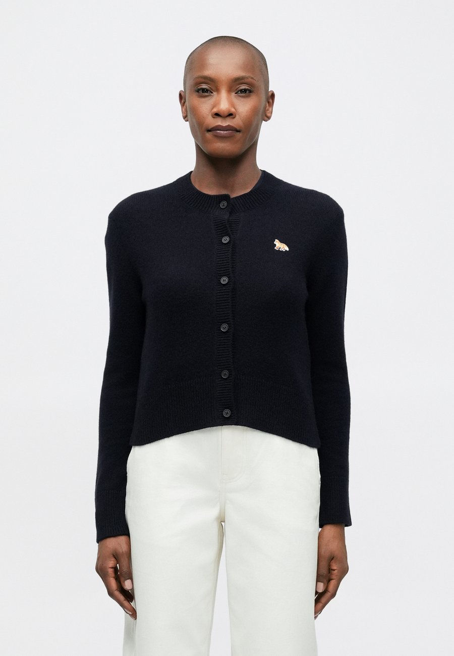 

Кардиган Maison Kitsuné BABY FOX FITTED CARDIGAN, Classic Navy/Dark Blue