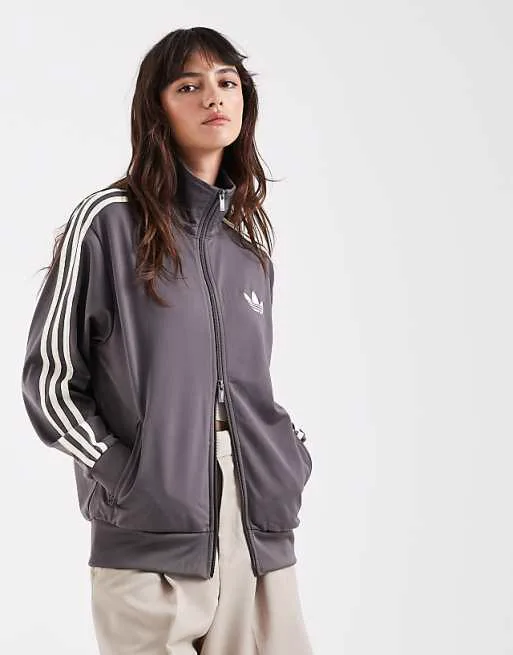 Свободный спортивный топ adidas Originals Firebird темно-серого и кремового цвета — эксклюзивно для ASOS