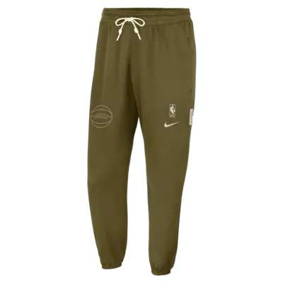 

Брюки Nike Milwaukee Bucks Standard Issue, цвет Olive Flak/Pale Ivory/Light Silver