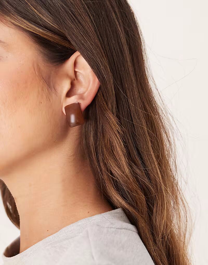 

Серьги-гвоздики квадратной формы шоколадно-коричневого цвета Asos Design