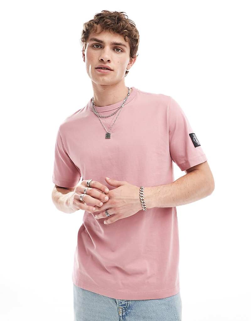

Calvin Klein Jeans – розовая футболка с нашивкой