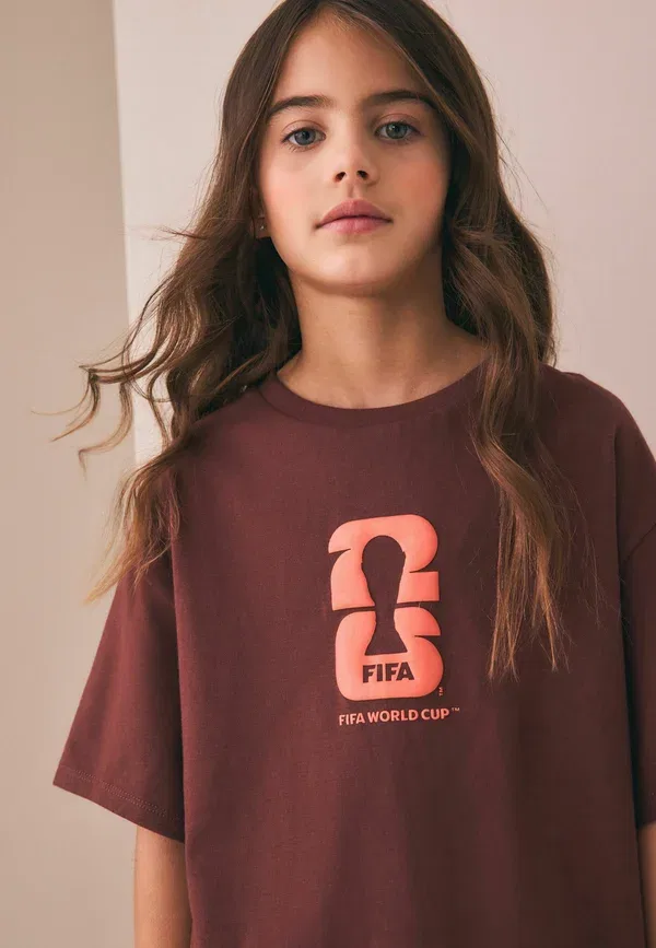 Футболка Regular fit, бренд Next, модель FIFA License Oversized Graphic T-Shirt, коричневый — фото 3