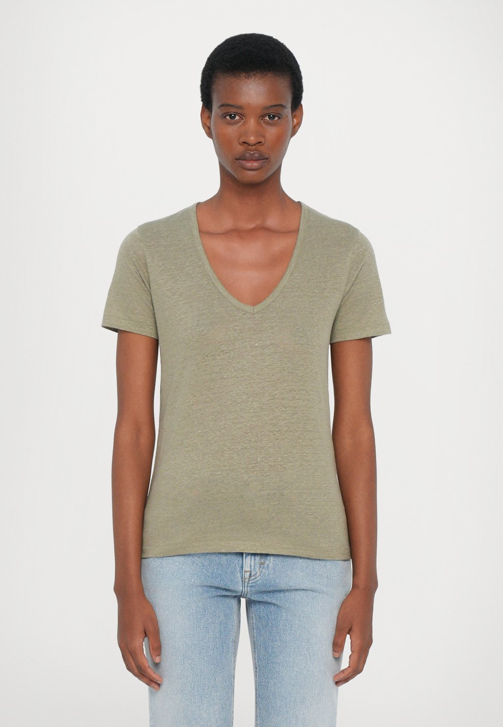 

Базовая футболка V NECK CLOSED, оливковый