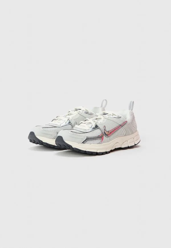 Унисекс кроссовки vomero 5 Nike Sportswear, Iron Grey/Metallic Silver-Coloured/Coconut Milk — фото 2