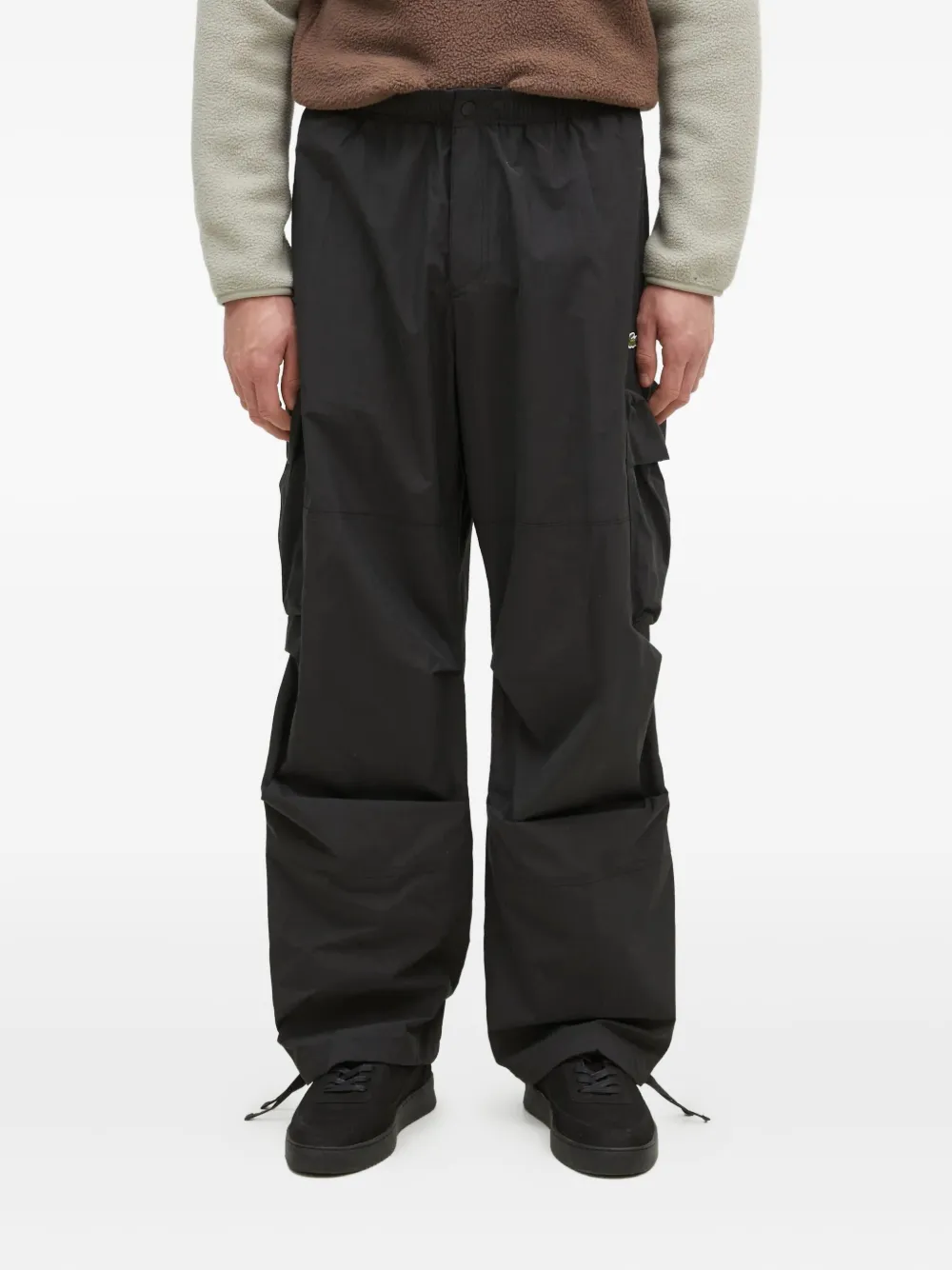 

Брюки с накладными карманами и нашивкой-логотипом Lacoste, черный