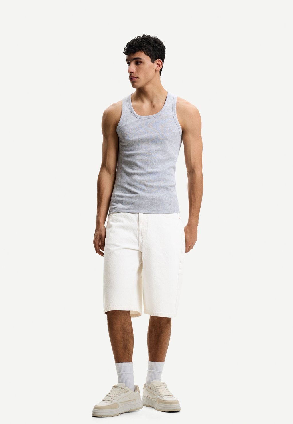 

Джинсовые шорты BAGGY-BERMUDA Bershka, бежевый