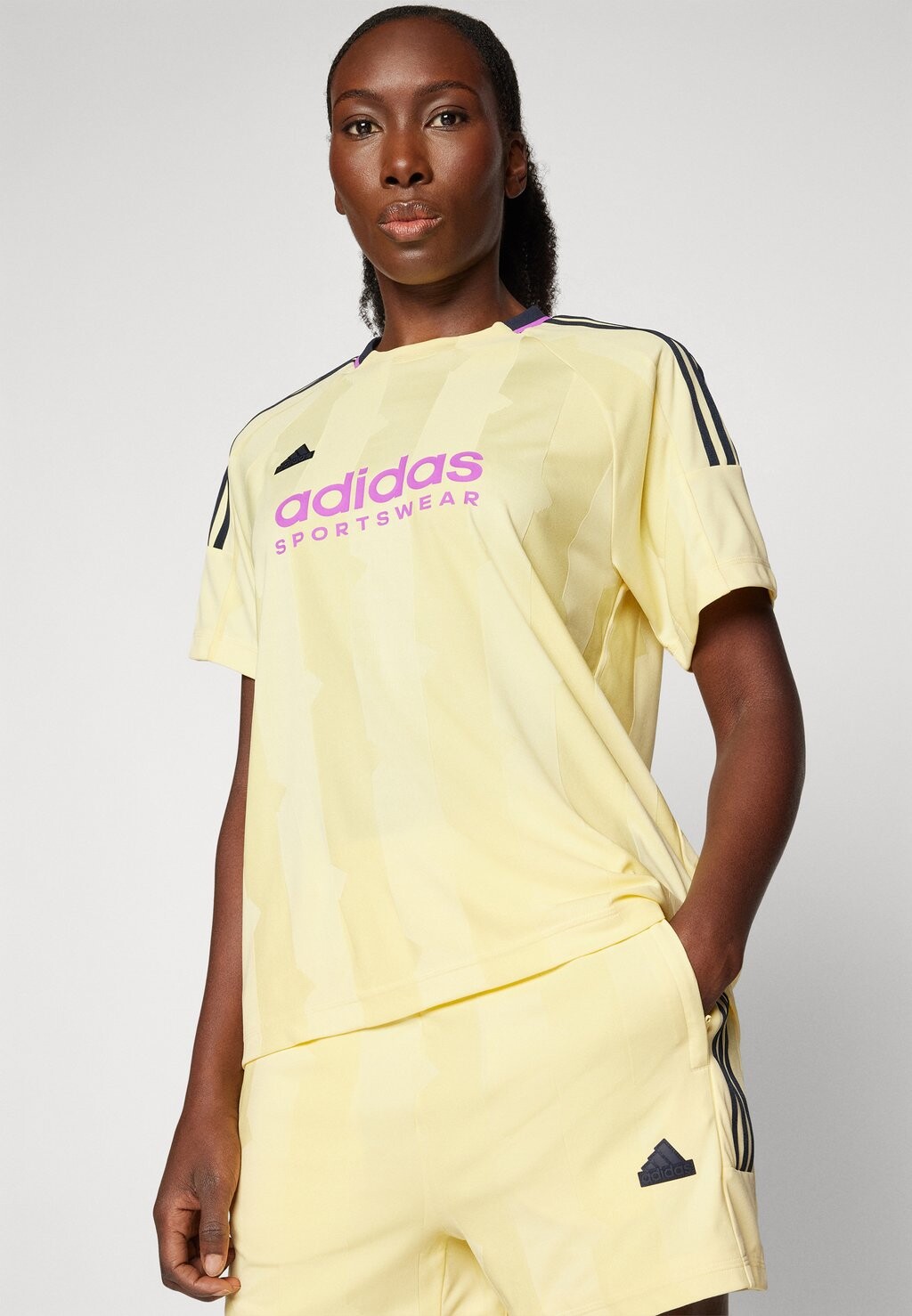 

Футболка с принтом Tiro Cut Stripes Boyfriend adidas Sportswear, почти желтая