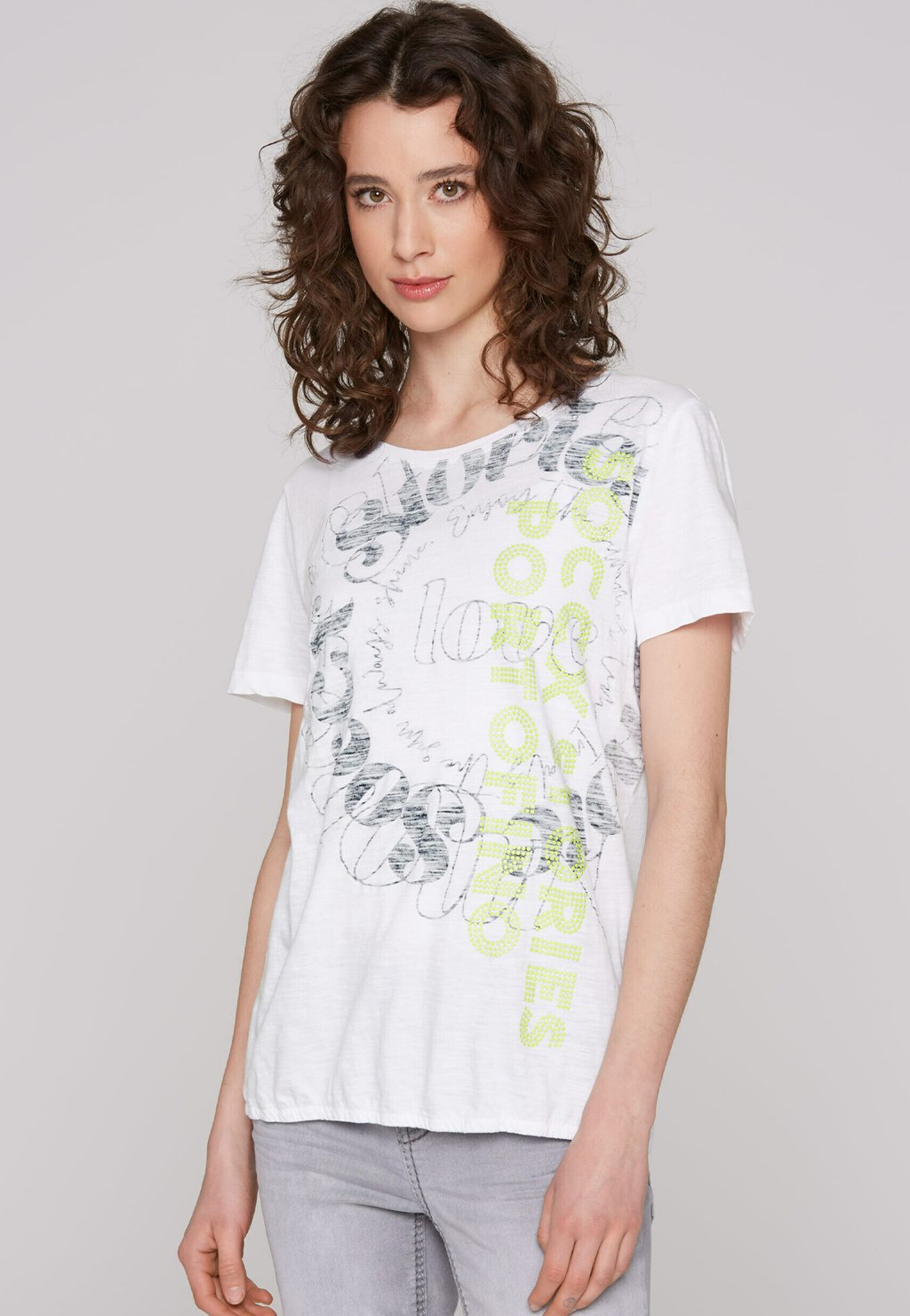 

Футболка с принтом MIT ELASTIKSAUM UND ARTWORK Soccx, белый