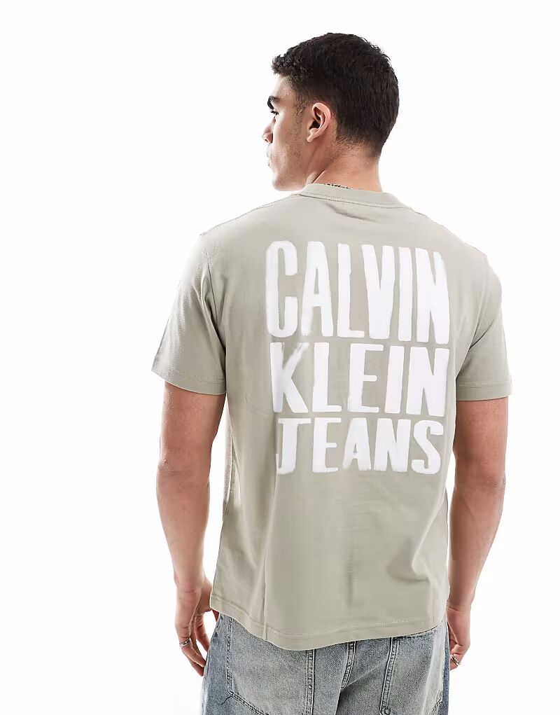 

Футболка с принтом логотипа Calvin Klein Jeans на спине в каменном цвете