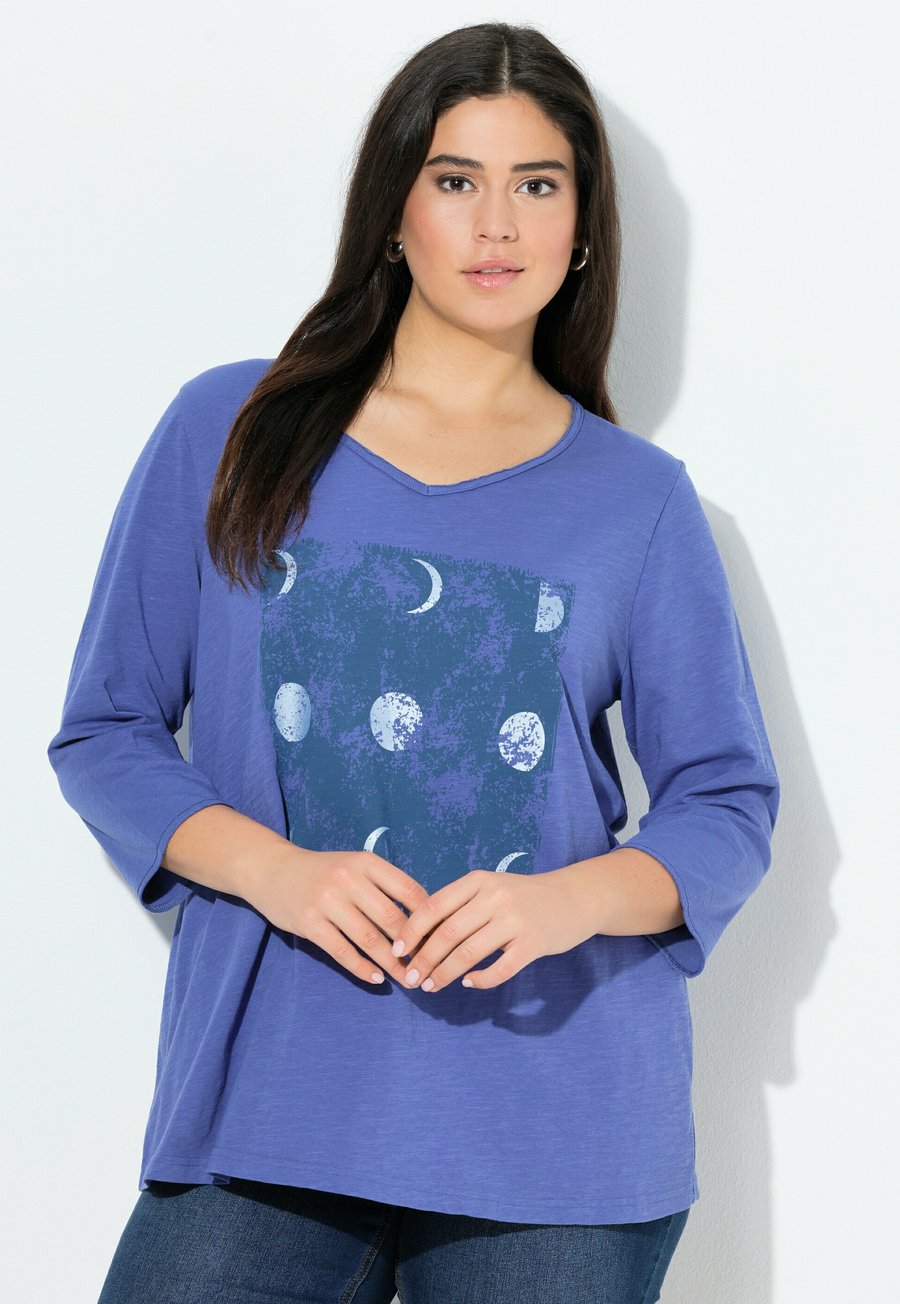 

Топ Ulla Popken MEET ME IN THE MOONLIGHT 3/4 SLEEVE GRAPHIC , Atlantic Blue/Blue