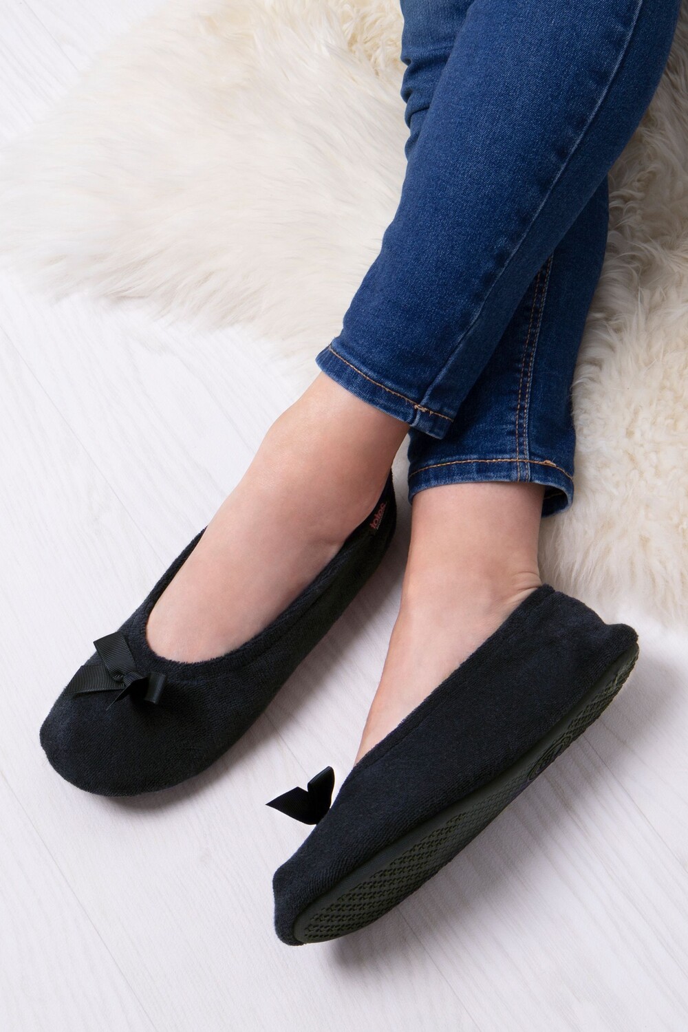 Махровые балетки Isotoner с бантиком Totes, черный