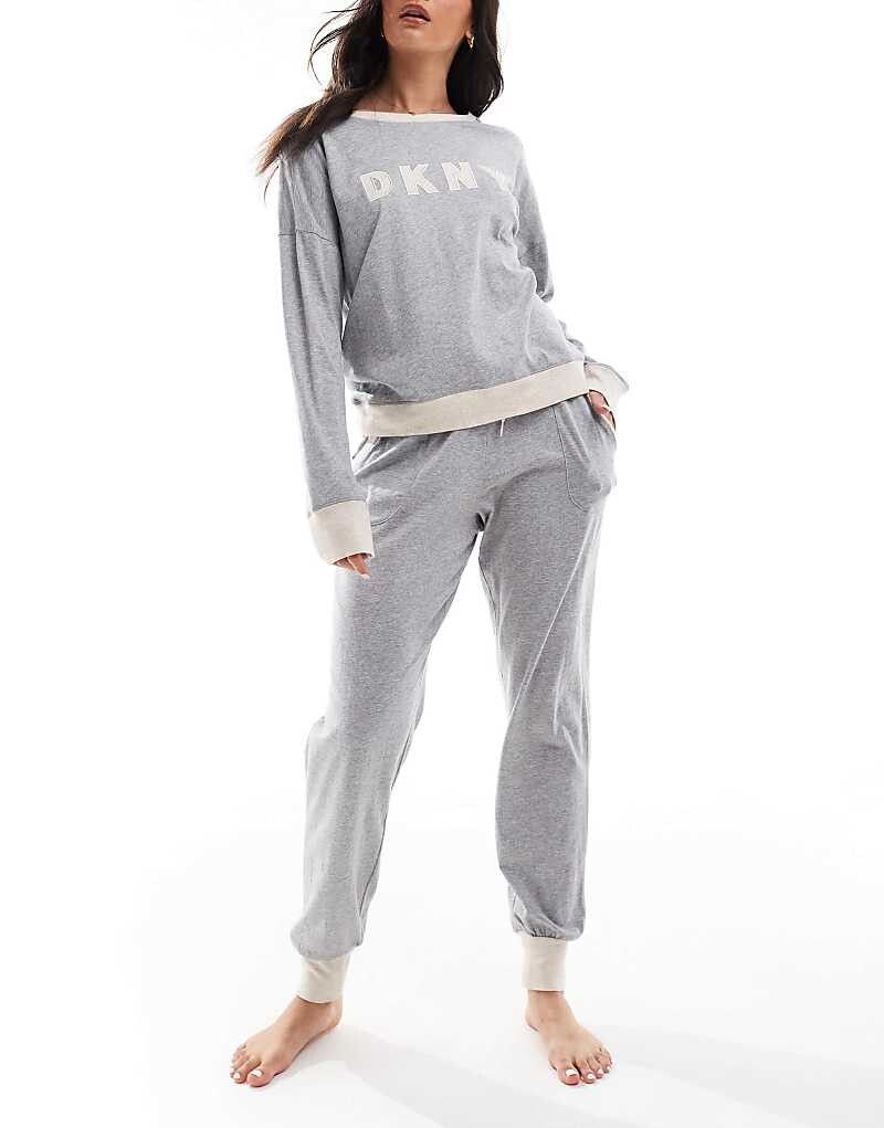 

Комплект топа и джоггеров DKNY Signature в цвете Серый вереск