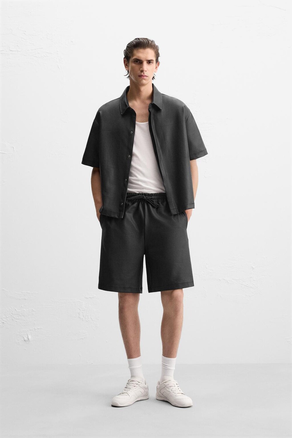 

Шорты-бермуды с восковым эффектом ZARA, черный