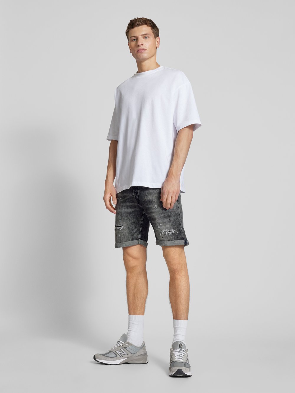

Джинсовые шорты классического кроя с эффектом поношенности Jack & Jones, антрацит