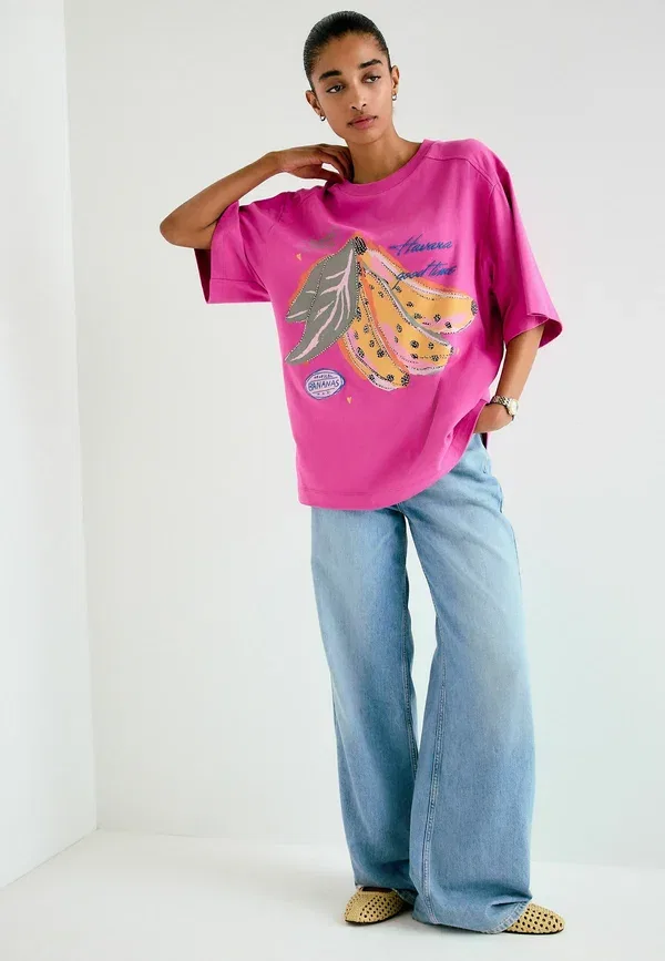 Футболка Next с принтом в виде банана и бисера, crew neck, розовая — фото 2